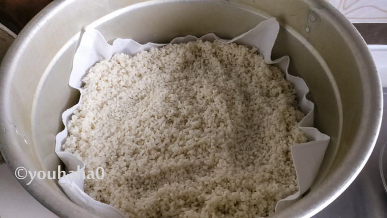 糯米红豆糕,起蒸锅,放足量的清水,篦子上铺笼布,糯米铺在笼布上,开大火蒸,上汽后蒸20~30分钟。