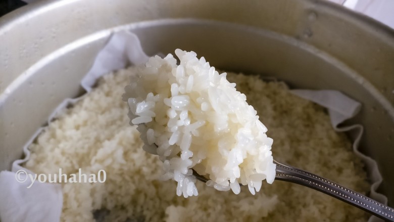 糯米红豆糕,蒸好的糯米饭口感软糯、软硬适中,放凉待用。