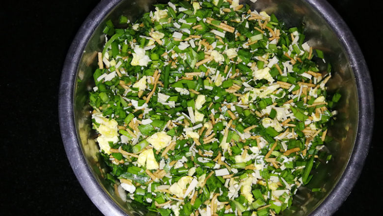 韭菜鸡蛋馅儿包子,在馅儿中加入食用油和<a style='color:red;display:inline-block;' href='/shicai/ 720'>胡椒粉</a>拌匀。我是晚上拌好的馅儿,第二天早上起来做的。所以晚上先用油拌好锁住水分,不放盐,第二天早上起来包的时候再用盐拌匀。