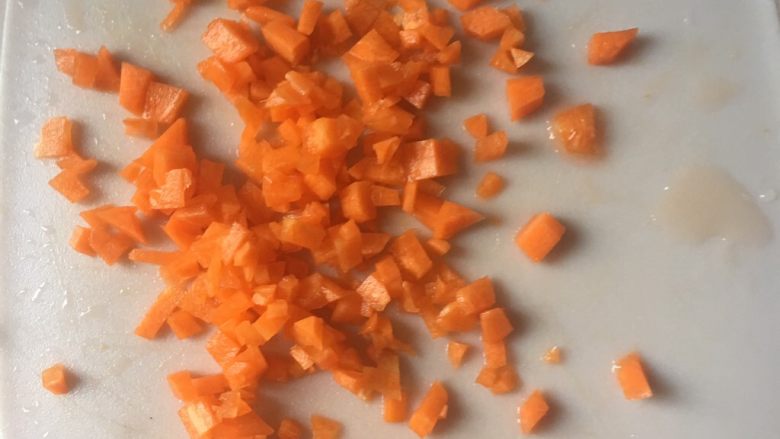 牛油果虾仁意面,5️⃣ 胡萝卜🥕剁碎。(我是为了让颜色更好看~,可以不加啦)
