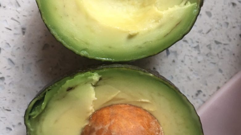 牛油果虾仁意面,2️⃣ 牛油果🥑横剖,转开。