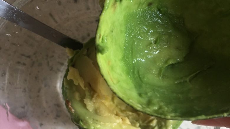 牛油果虾仁意面,3️⃣ 用勺子🥄挖出整个牛油果,按成果泥。(我没有用搅拌机搅拌,直接按有颗粒,看起来颜值高)