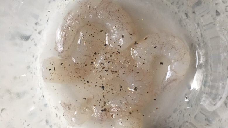 牛油果虾仁意面,1️⃣ 虾仁🍤解冻,去黑线。加入适量淀粉水、盐、黑胡椒粒腌制20分钟。