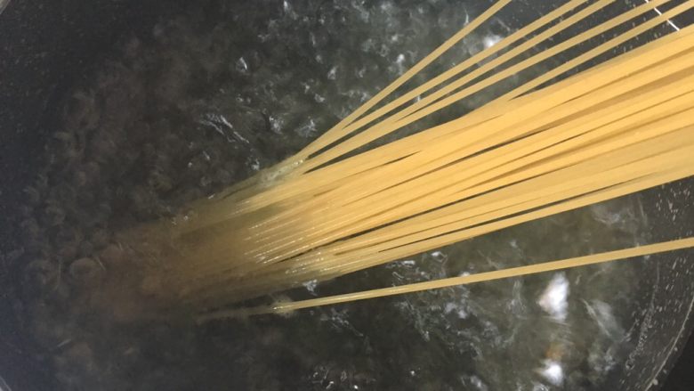 牛油果虾仁意面,7️⃣ 热水烧开,下入适量意面🍝,煮8-10分钟,捞出过3 4遍冷水,沥干。