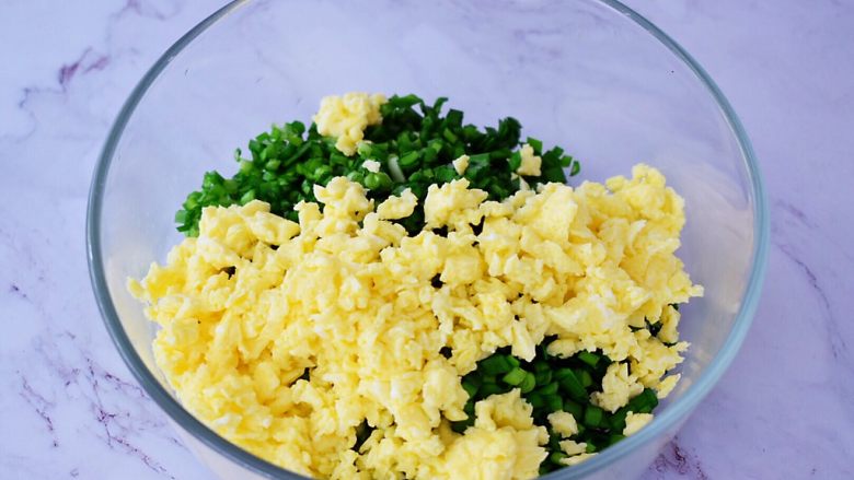 馄饨皮韭菜盒子,放入韭菜中,搅拌均匀