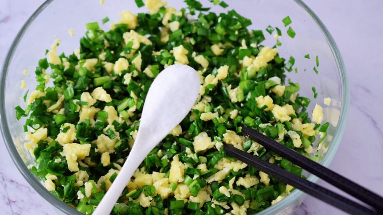 馄饨皮韭菜盒子,再加入盐拌匀,先加入食用油后再加盐,是为了用油锁住水分,不让韭菜出水,这样后面比较好包