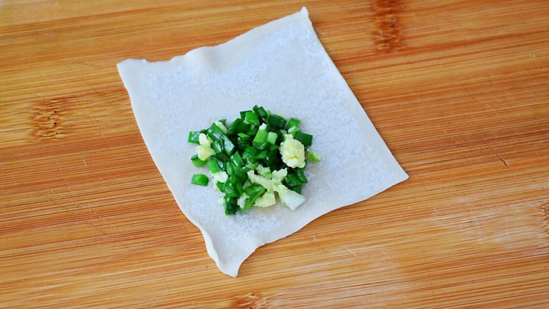 馄饨皮韭菜盒子,取一张饺子皮,放入韭菜鸡蛋馅