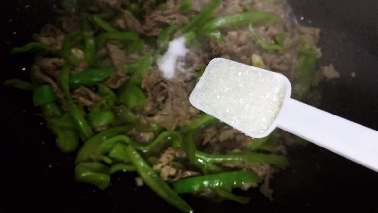 十味 黑胡椒青椒炒牛肉,加一小勺细砂糖