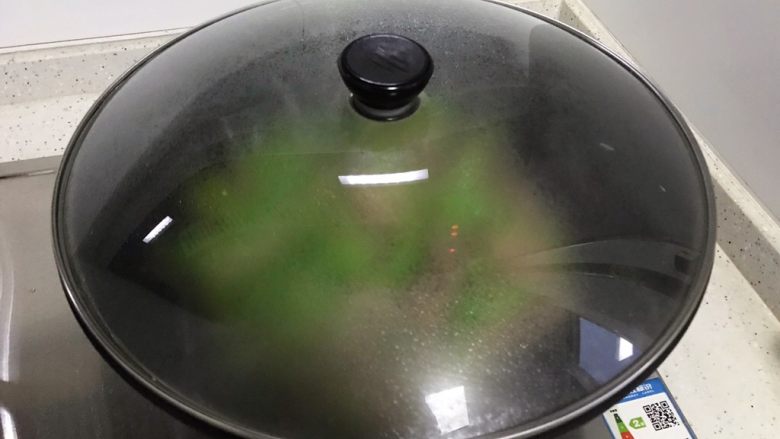 十味 黑胡椒青椒炒牛肉,盖上锅盖,转小火焖煮2分钟