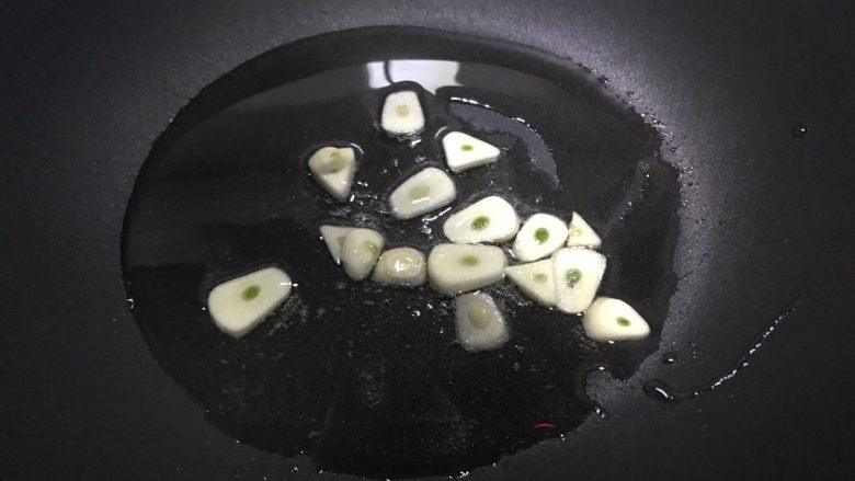 十味 黑胡椒青椒炒牛肉,下大蒜片,小火煸香