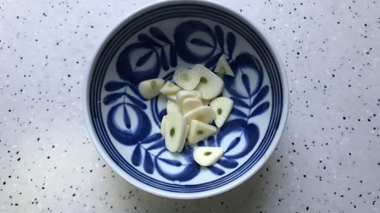 十味 黑胡椒青椒炒牛肉,<a style='color:red;display:inline-block;' href='/shicai/ 2794'>大蒜</a>去皮洗净之后切成薄片