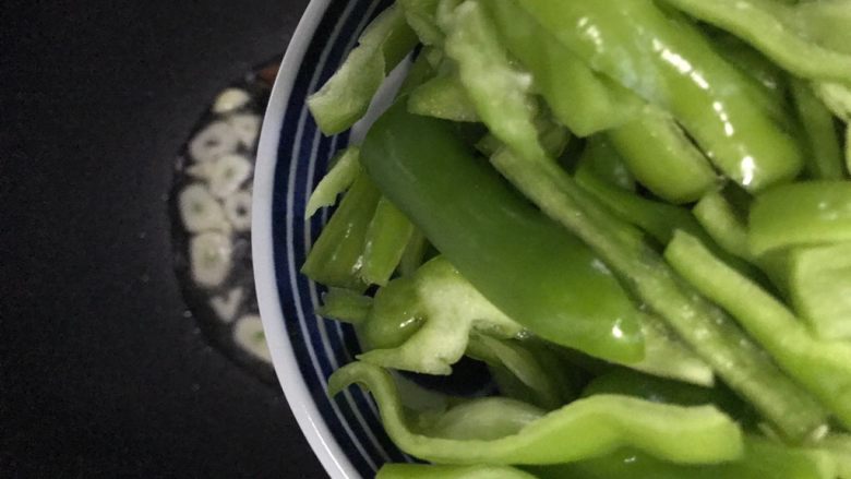 十味 黑胡椒青椒炒牛肉,下青椒丝