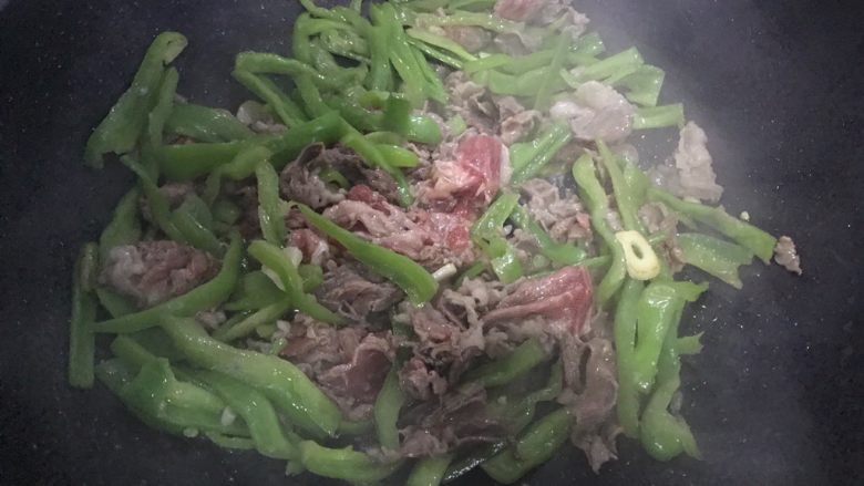 十味 黑胡椒青椒炒牛肉,翻炒至牛肉片变色