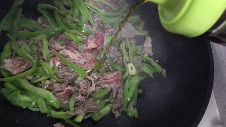 十味 黑胡椒青椒炒牛肉,加适量料酒(可以稍微多一点)
翻炒均匀