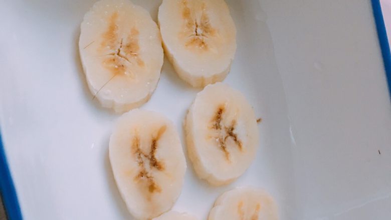 香蕉蛋奶烤燕麦,3️⃣ 香蕉🍌切片,垫在碗的下面铺底。