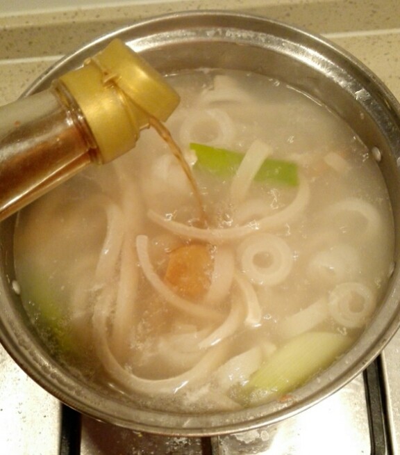 凉拌水晶肉皮冻,加料酒或白酒
