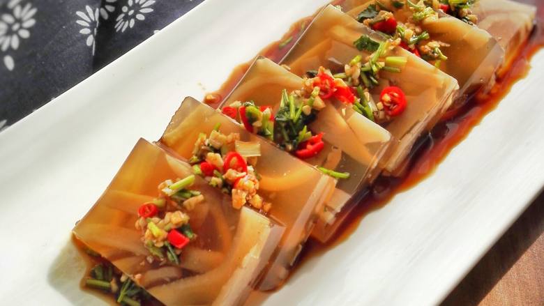 凉拌水晶肉皮冻,11.淋上料汁就可以美美的享用了