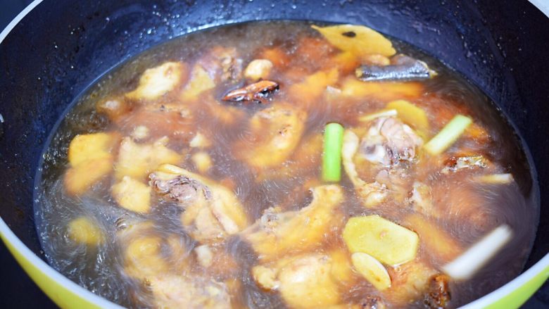 红烧鸡肉,加入清水,没过食材即可