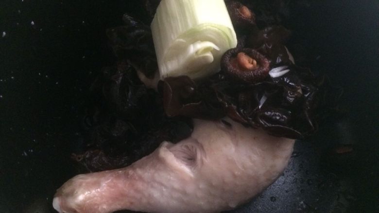 香菇木耳炖鸡腿,电压锅内放入洗干净的鸡大腿、黑木耳、香菇和<a style='color:red;display:inline-block;' href='/shicai/ 138'>大葱</a>段；
