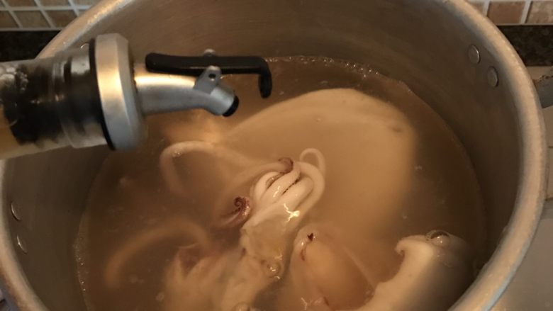 洋葱青椒炒鱿鱼,倒入黄酒,水再次开后再煮半分钟