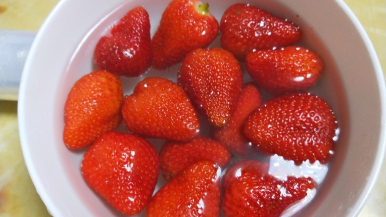 新文美食 草莓豆沙糯米糍,<a style='color:red;display:inline-block;' href='/shicai/ 592'>草莓</a>洗干用淡盐水泡一小时。