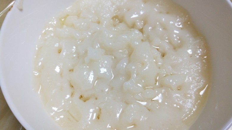 新文美食  草莓豆沙糯米糍,<a style='color:red;display:inline-block;' href='/shicai/ 520'>糯米粉</a>一百克倒入碗中，加入适量油，加入适量水搅拌成糊，上锅蒸半小时。