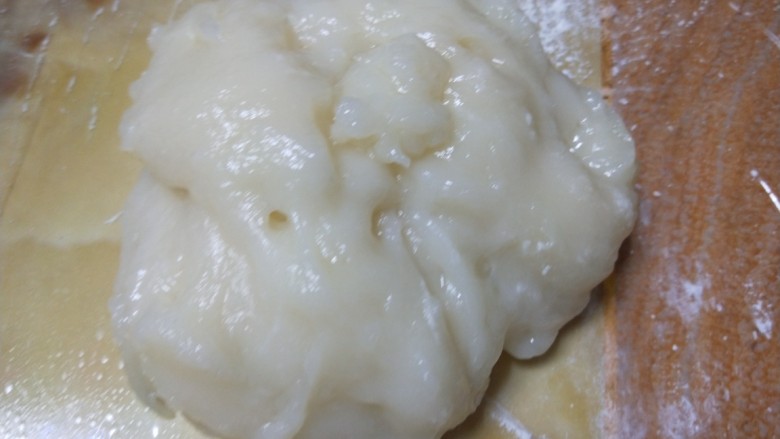新文美食 草莓豆沙糯米糍,蒸好的糯米团放不烫手揉均匀。