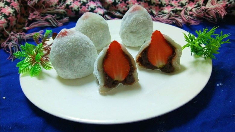 新文美食 草莓豆沙糯米糍,放入冰箱保鲜一小时拿出切开。