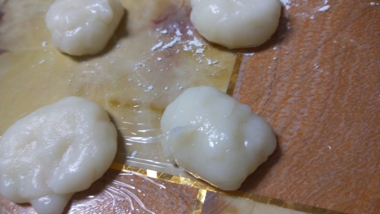 新文美食 草莓豆沙糯米糍,做出均匀的面剂子。