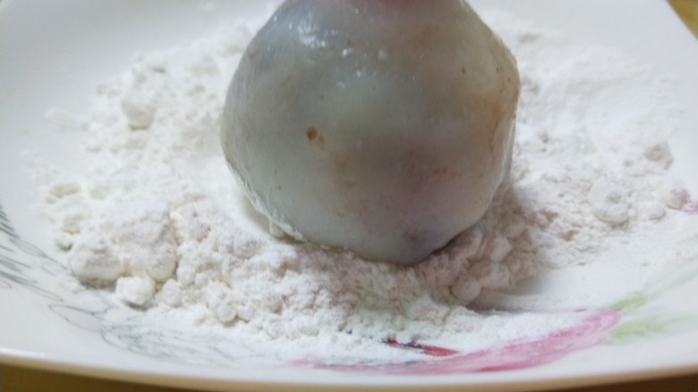 新文美食 草莓豆沙糯米糍,在把糯米压扁在包上草莓豆沙。做好放在糯米粉打一滚。