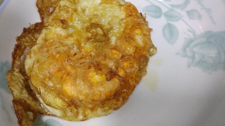 肉沫拌面。,锅里放油,煎蛋,撒上一点盐,保证蛋有味道。
然后放入碗中