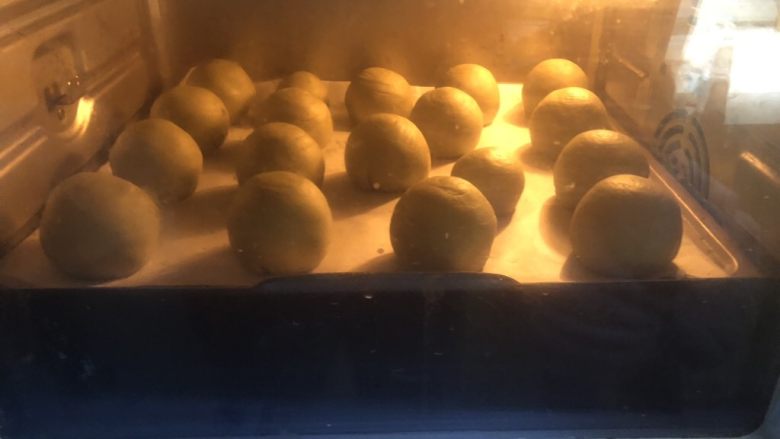 抹茶绿豆蛋黄酥,放入预热好的烤箱,160°C40分钟左右即可。