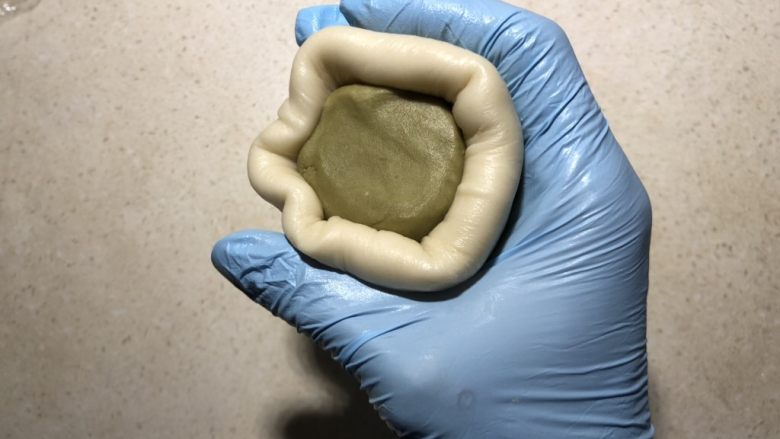 抹茶绿豆蛋黄酥,注意手法,皮不要太大。