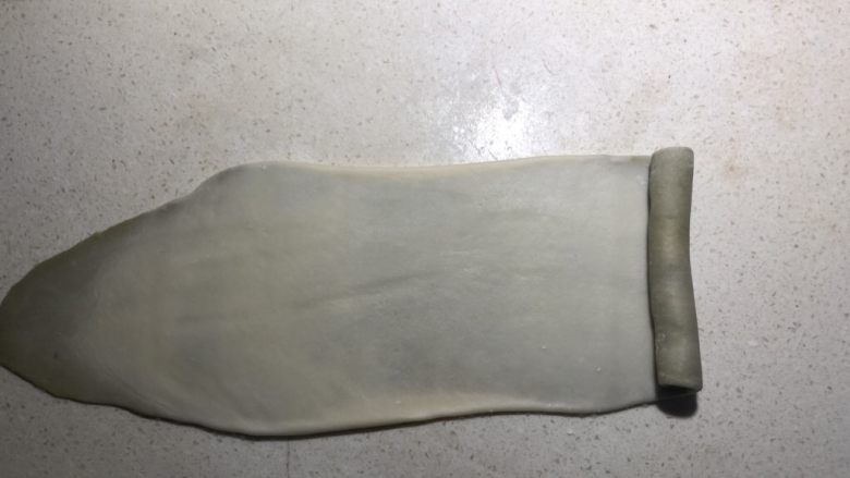 抹茶绿豆蛋黄酥,翻面,卷起。