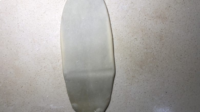 抹茶绿豆蛋黄酥,擀制成牛舌片。