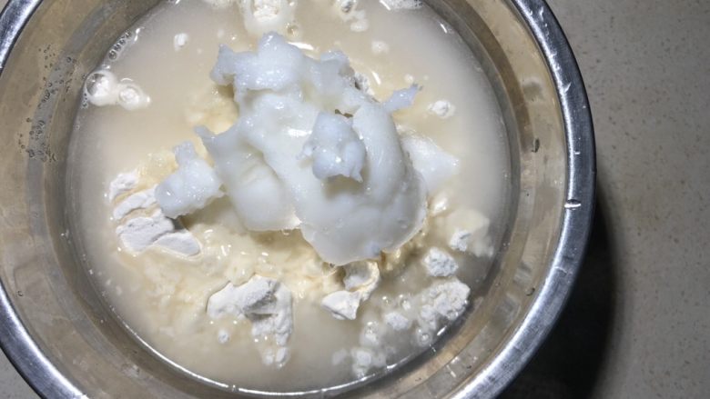 抹茶绿豆蛋黄酥,糖、水拌匀。