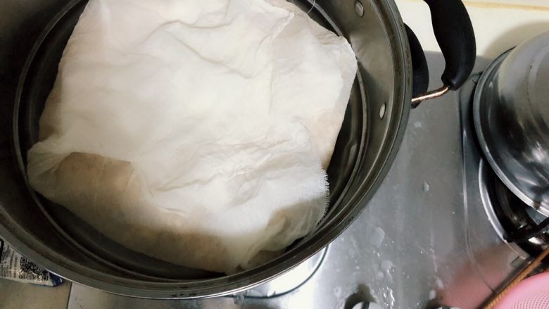 抹茶绿豆蛋黄酥,盖上盖布,旺火蒸40分钟左右。