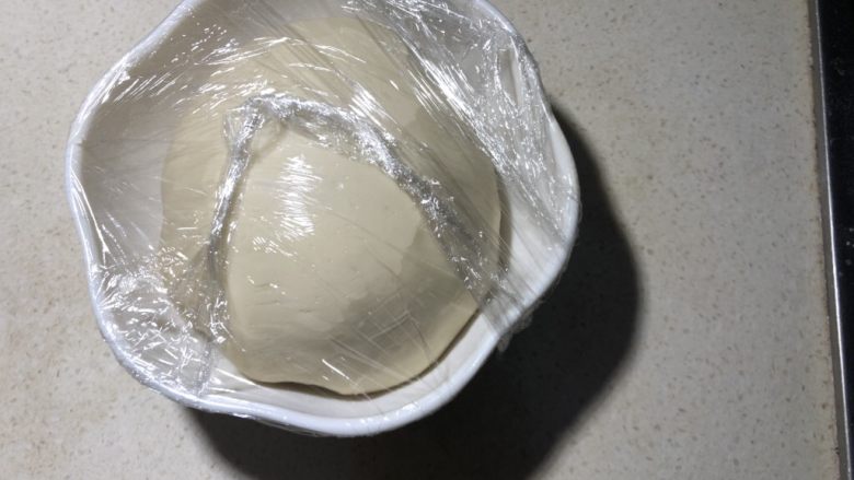 抹茶绿豆蛋黄酥,揉成光滑面团,盖保鲜膜静置30分钟°