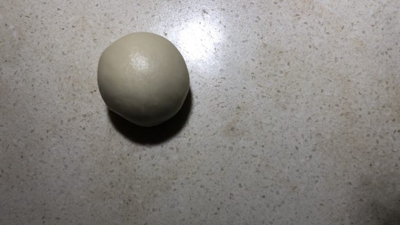 抹茶绿豆蛋黄酥,收口朝下放置备用。