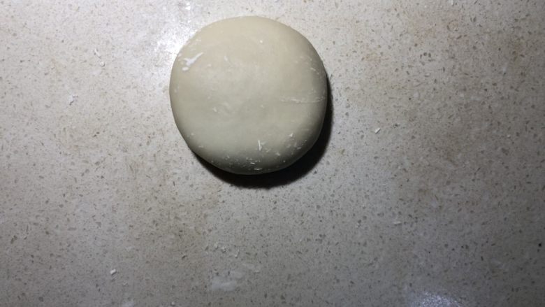 抹茶绿豆蛋黄酥,包好的油酥团压扁。