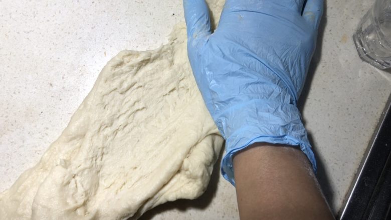 抹茶绿豆蛋黄酥,置于播报,搓揉。