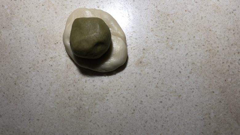 抹茶绿豆蛋黄酥,油皮压扁,包入油酥。