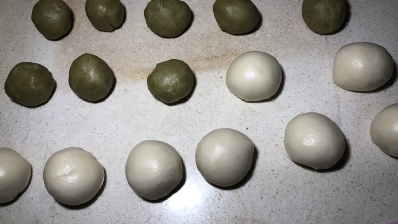 抹茶绿豆蛋黄酥,将静置好的油皮、油酥,分成数量相等的剂子。