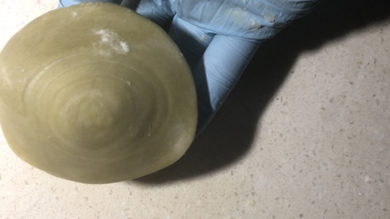 抹茶绿豆蛋黄酥,注意螺旋中心尽量不要偏。