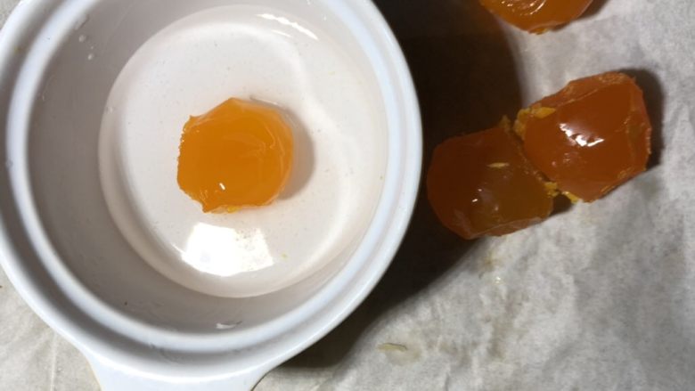抹茶绿豆蛋黄酥,咸鸭蛋蘸上白酒。