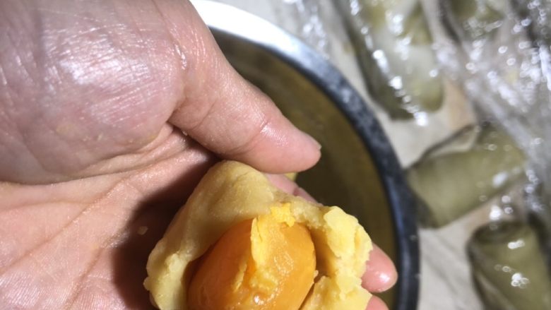 抹茶绿豆蛋黄酥,包入烤好的蛋黄,备用。