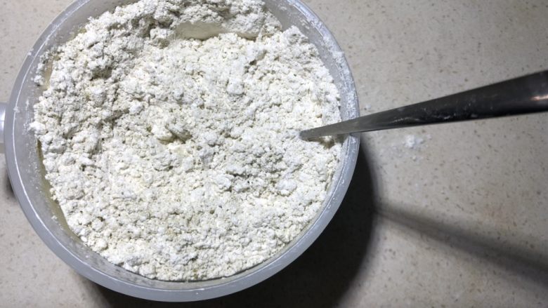 抹茶绿豆蛋黄酥,低粉加入抹茶粉拌匀。