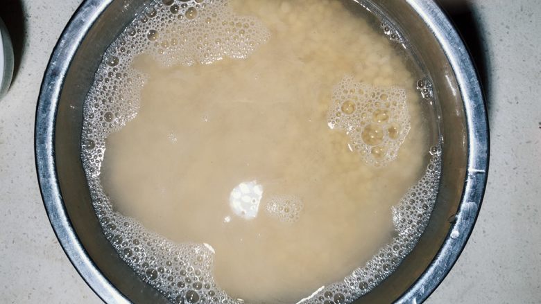 抹茶绿豆蛋黄酥,脱壳<a style='color:red;display:inline-block;' href='/shicai/ 453'>绿豆</a>温<a style='color:red;display:inline-block;' href='/shicai/ 156925'>水</a>浸泡半小时。