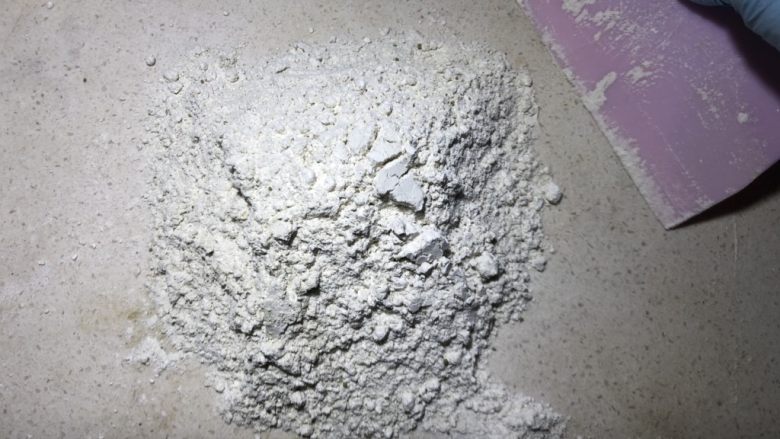 抹茶绿豆蛋黄酥,置于案板上。