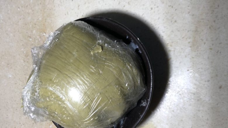 抹茶绿豆蛋黄酥,裹保鲜膜备用。